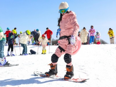 襄阳保康:横冲滑雪场开板 游客畅享